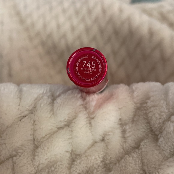 💄 Bright Red Revlon Lipstick - Picture 8 of 9